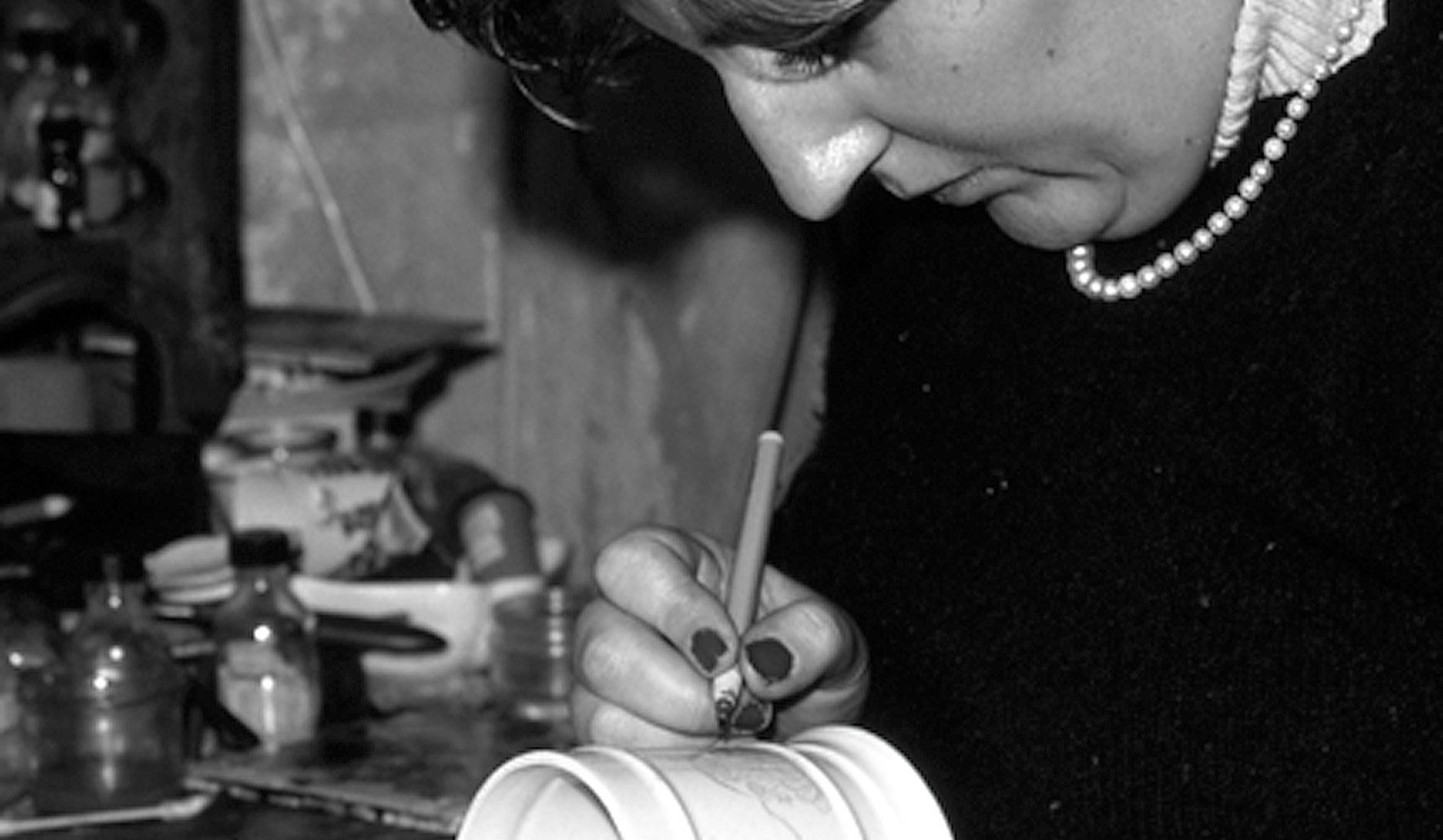 Marie-Christine Le Seac'h, ma mère, en train d'effectuer un marquage sur une pièce en porcelaine