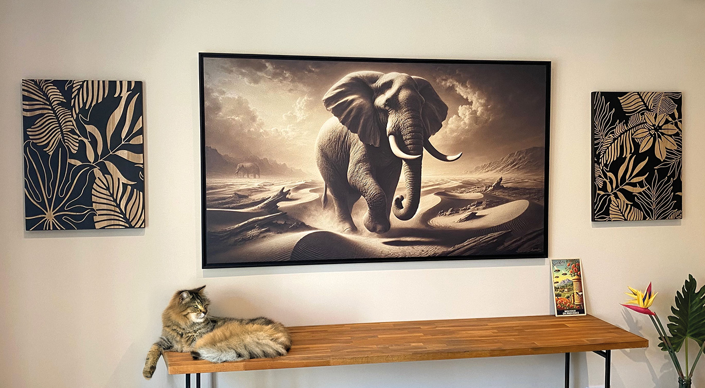 Décoration d’intérieur raffinée signée Manufacture Arssans à Saint-Rémy-de-Provence, avec un tableau d’éléphant majestueux encadré de motifs végétaux et une mise en scène élégante sur fond clair.